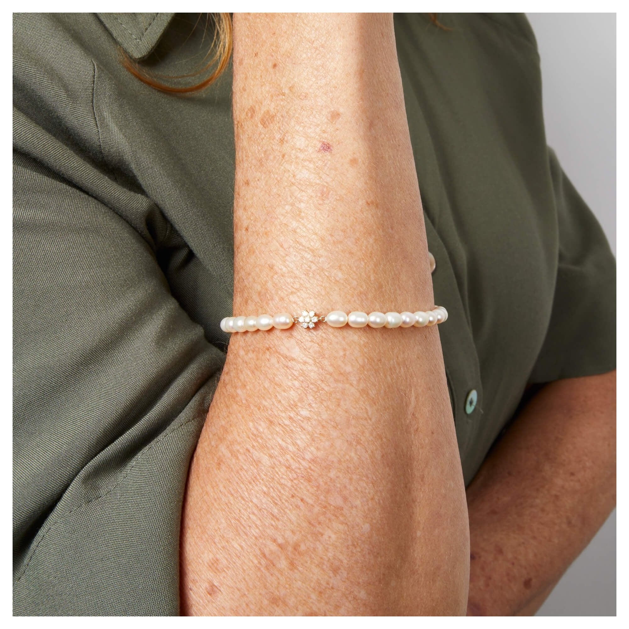 Seed Pearl and Flower Bracelet in 9ct Gold