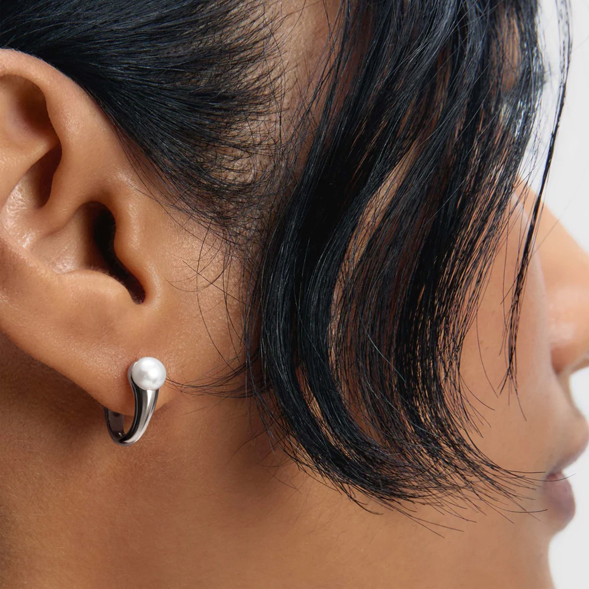 PDPAOLA Rodium Plated Sterling Silver 'La Perla Ondine' Hoop Earrings