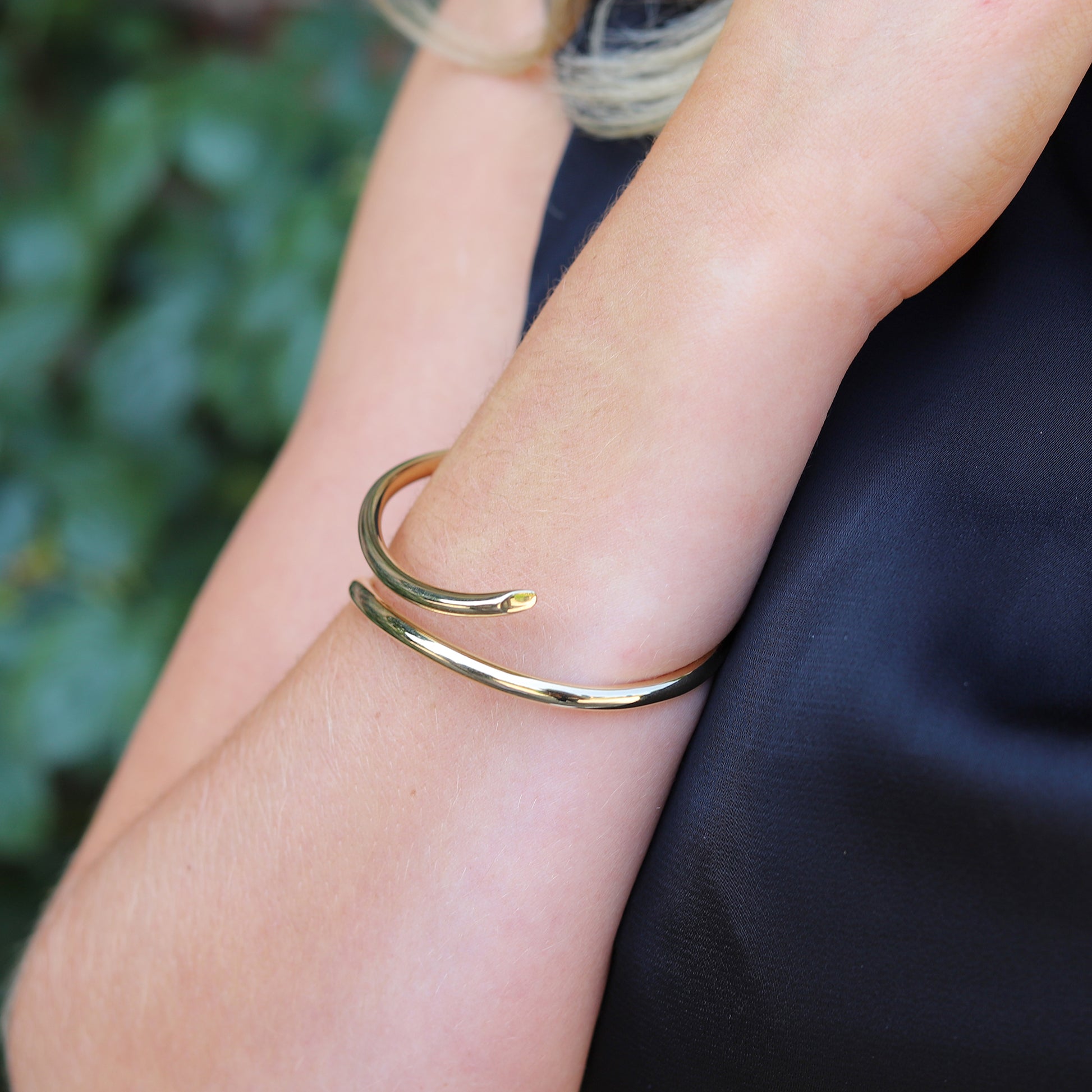 9ct Yellow Gold Crossover Hinged Bangle