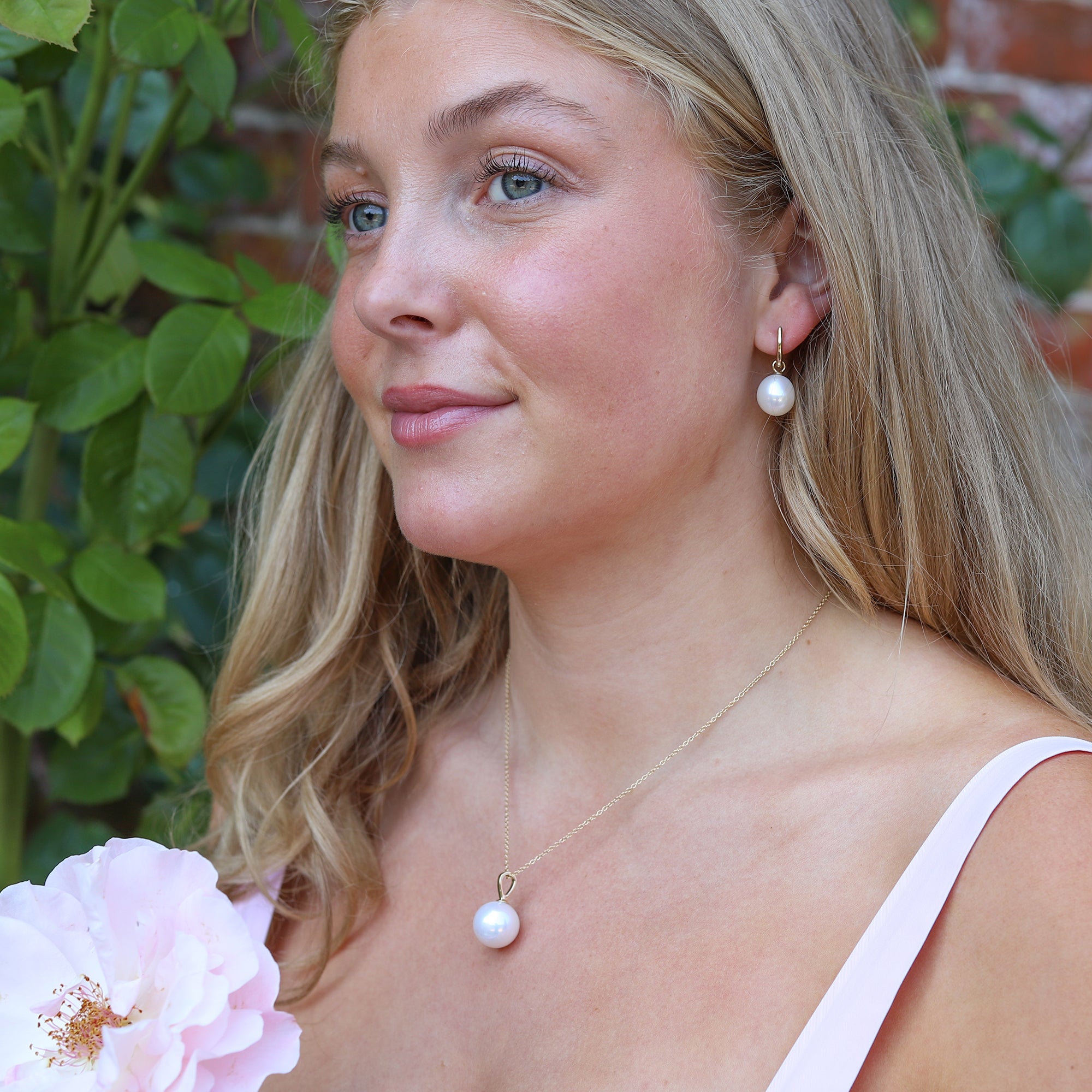 9ct Yellow Gold and Cultured Freshwater Pearl Pendant with 16" Yellow Gold Trace Chain