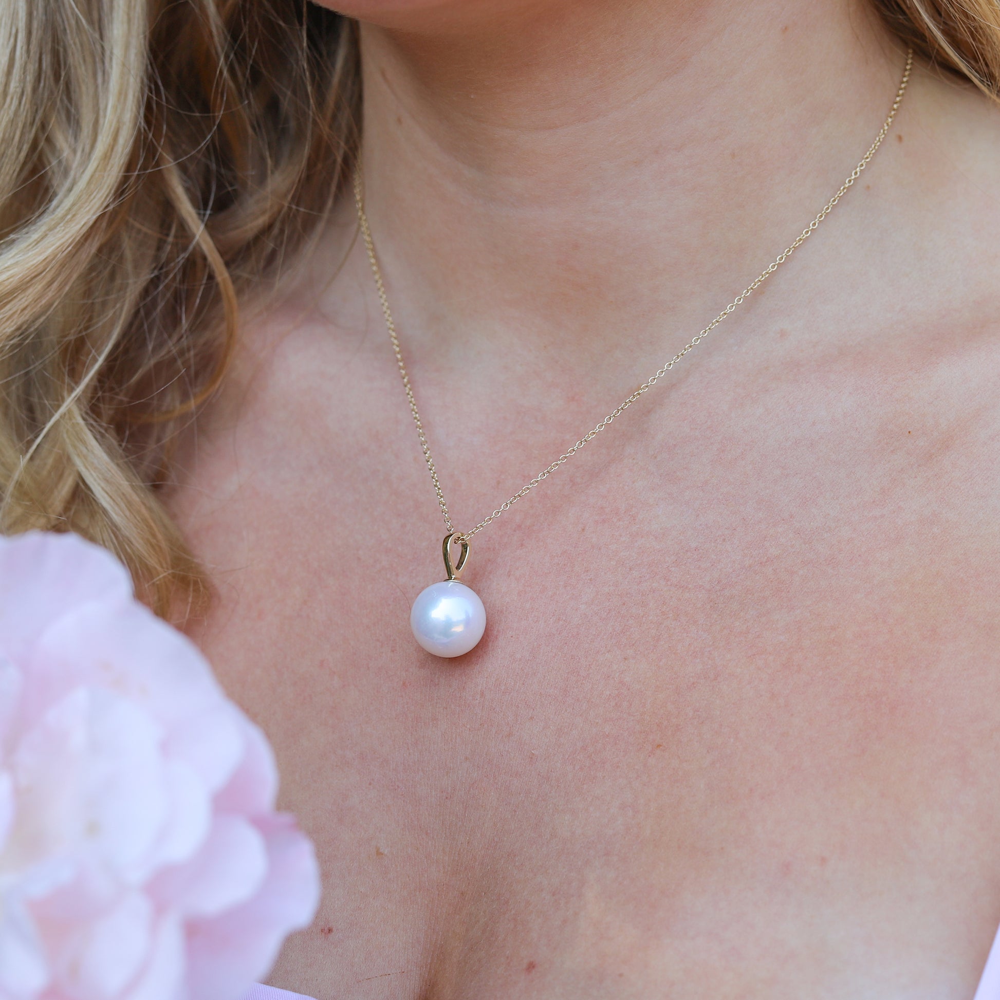 9ct Yellow Gold and Cultured Freshwater Pearl Pendant with 16" Yellow Gold Trace Chain