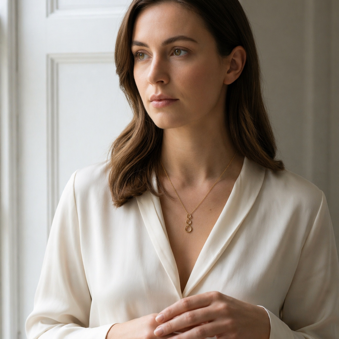 A 9ct yellow gold Graduated Three Ring Necklace