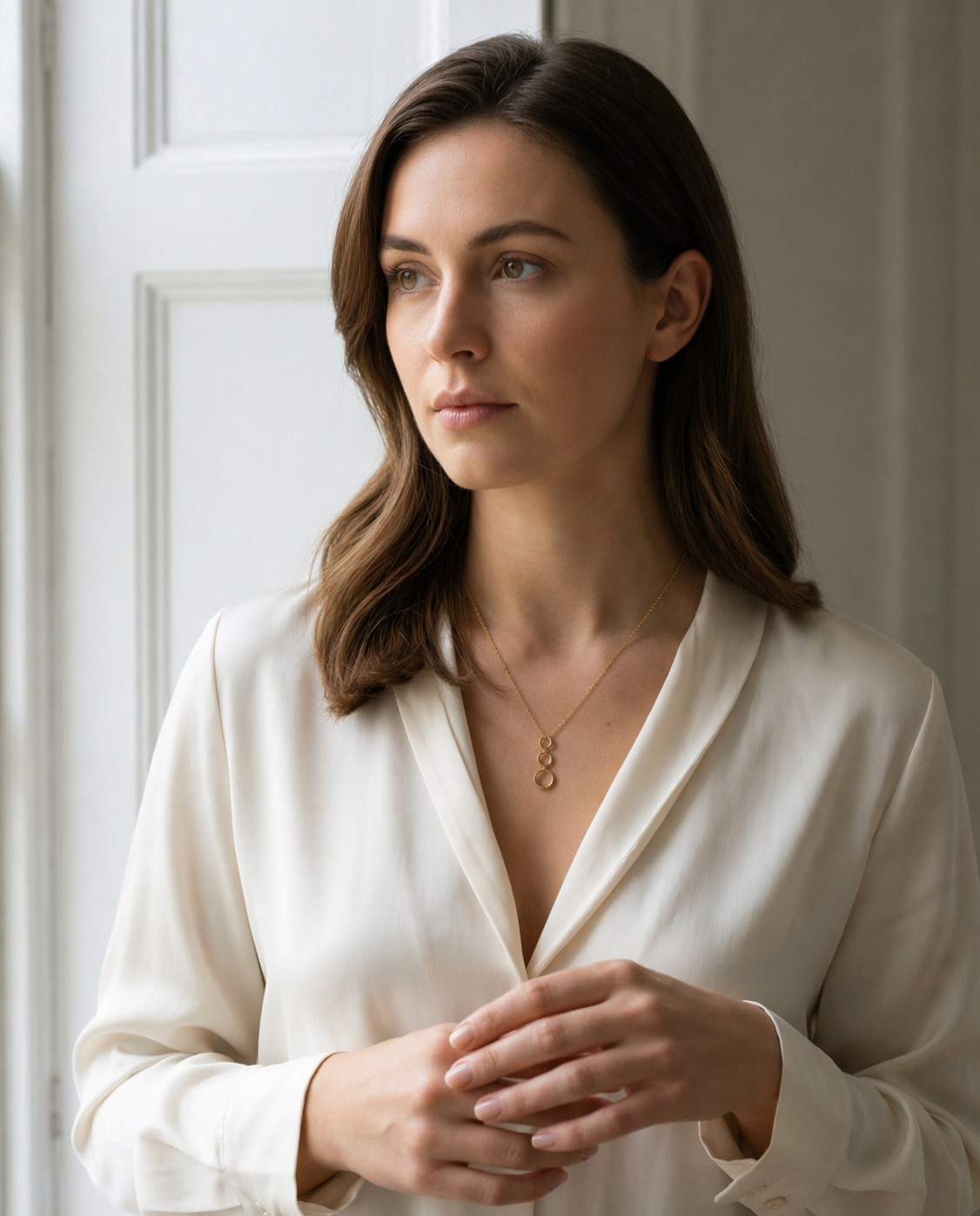 A 9ct yellow gold Graduated Three Ring Necklace