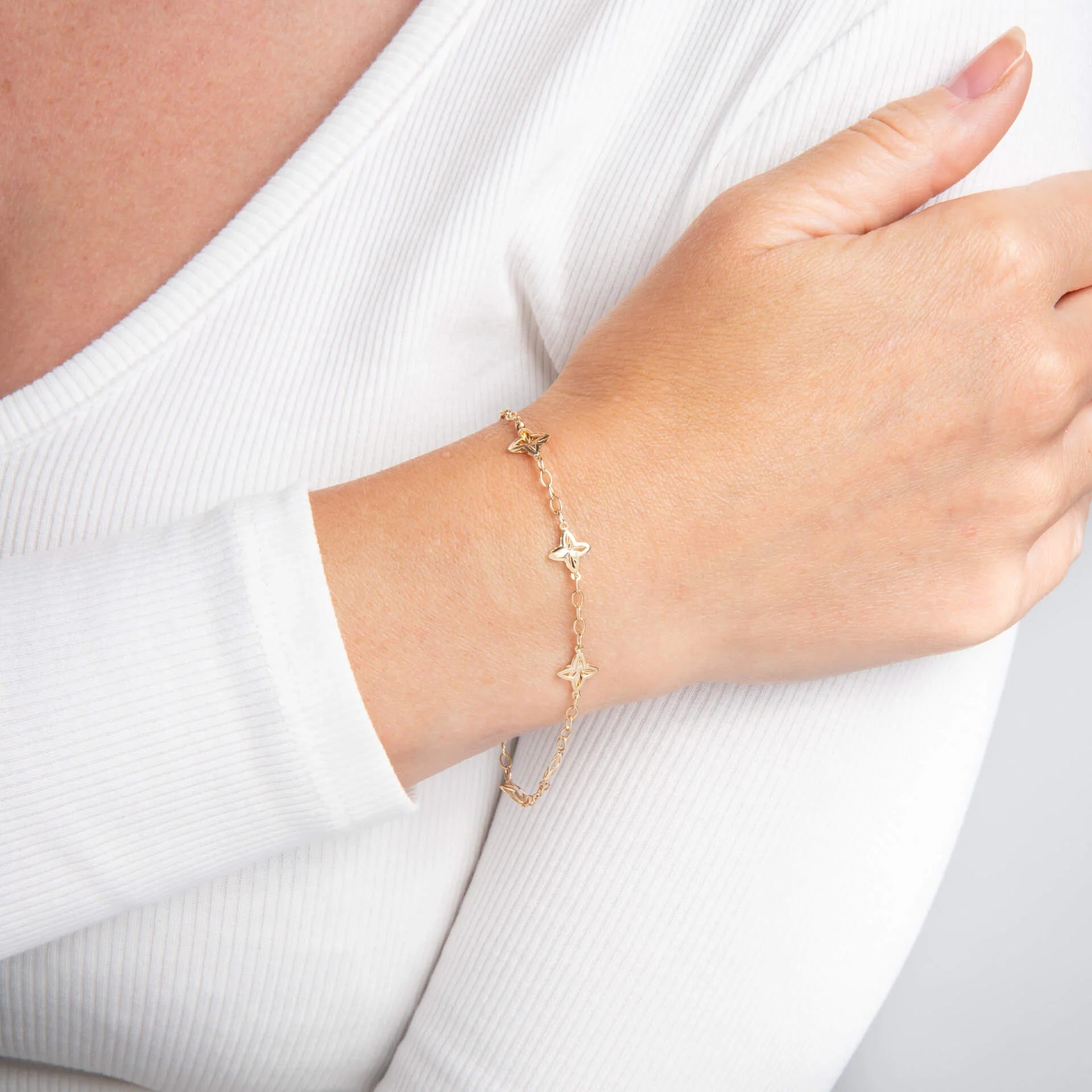 9ct Yellow Gold Textured Four Petal Flower Link Bracelet