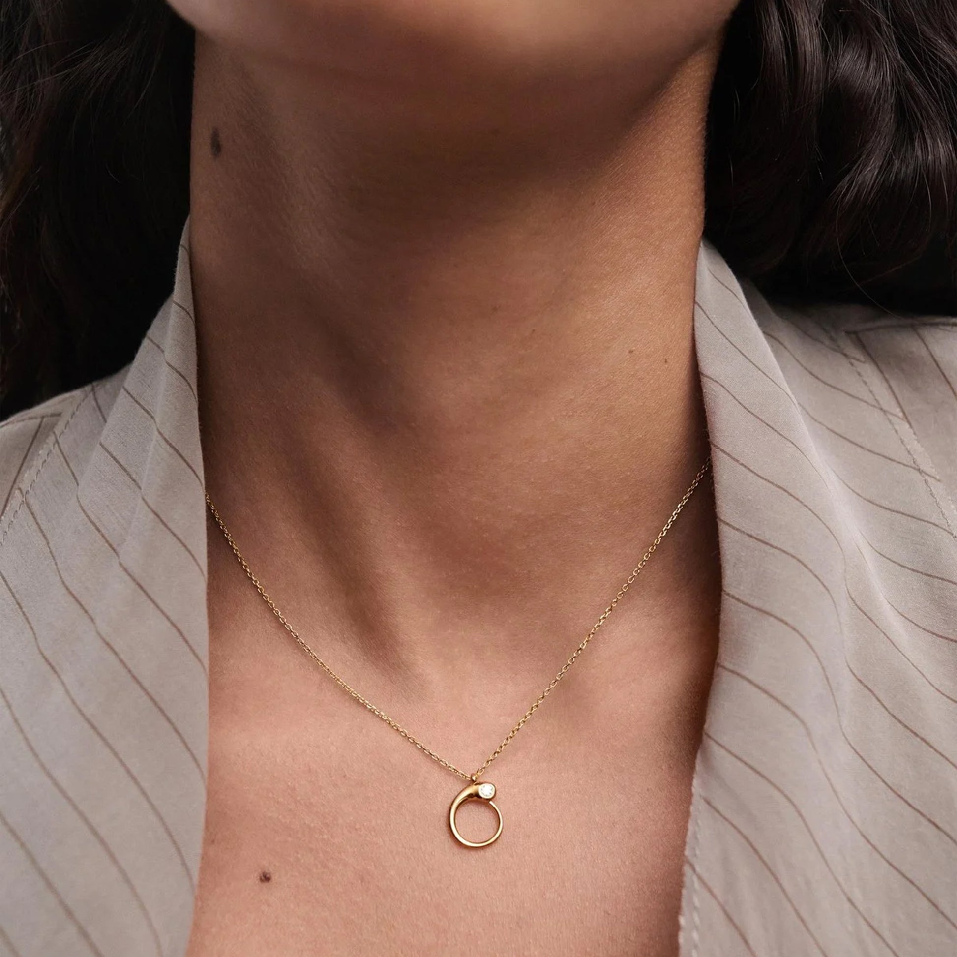 model wearing PDPAOLA Gold plated silver initial O necklace